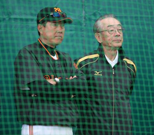 広岡氏（右）と並んで菅野のブルペンの投球を見る巨人・原監督