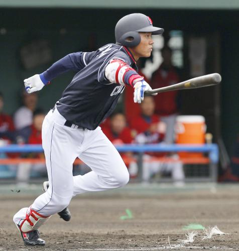 韓国プロ野球ＫＩＡとの練習試合の１回、右前打を放つ中日・大島