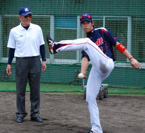 広岡氏（左）の指導で股の間からボールを投げる練習をするヤクルト・山田
