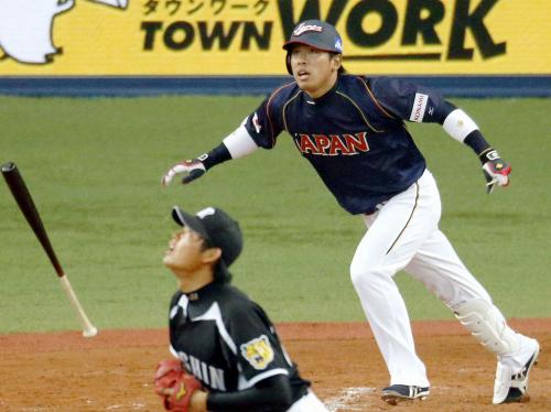 ＜阪神・日本代表＞５回日本２死、角中が右越え三塁打を放つ。投手白仁田