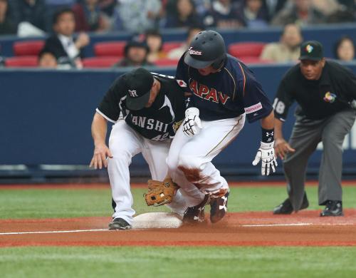 ＜阪神・日本＞３回１死二塁、打者・坂本のとき、三盗を失敗する松田
