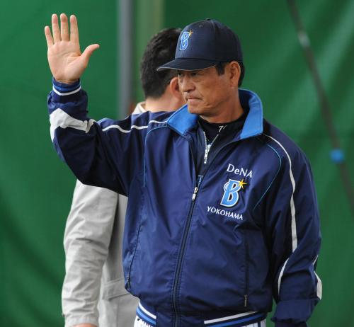 広島との練習試合が雨天中止となり引き揚げるＤｅＮＡ・中畑監督