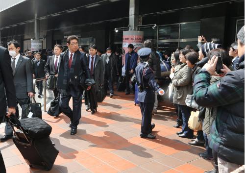 博多駅に到着し、ファンから声援を送られる山本監督（左から３人目）