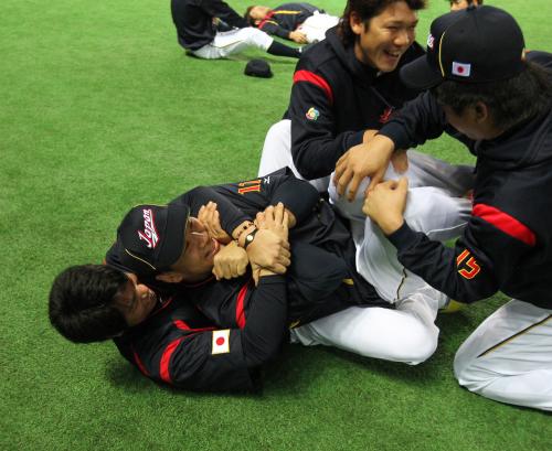 練習前に仲良くじゃれ合う（左から）前田、田中、坂本、沢村