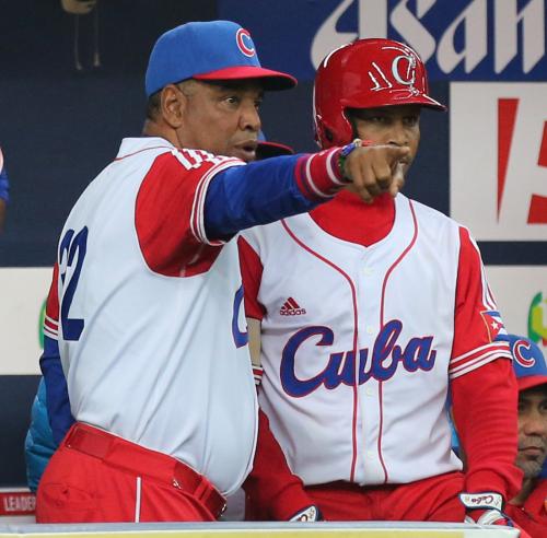 ＜神・キューバ＞ベンチで指示を出すキューバ代表・メサ監督（左）