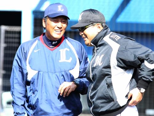 練習試合前に、談笑する西武・渡辺監督（左）とロッテ・伊東監督