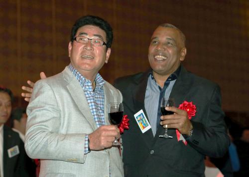 ＷＢＣの歓迎パーティーで笑顔を見せる日本代表の山本監督（左）とキューバのメサ監督