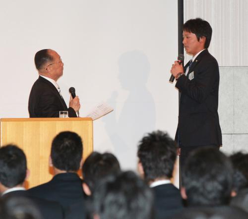 講師の深沢氏（左）のインタビュー形式の質問に答えるソフトバンクのドラフト１位・東浜