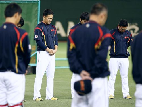 練習前に、東日本大震災の犠牲者を悼み、黙とうする田中将大投手（左から２人目）ら野球のＷＢＣ日本代表の選手たち