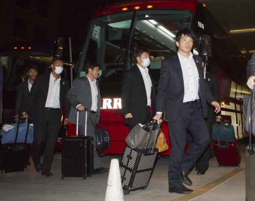 練習試合の地フェニックスに到着し、ホテルに入る（左から）稲葉、中田、スタッフ、鳥谷、松田