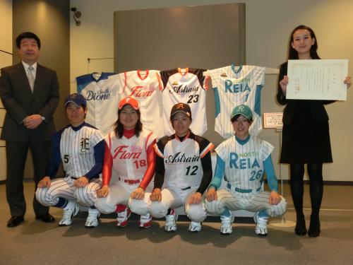 野球体育博物館で行われた「女子プロ野球」新ユニホーム寄贈式に出席した（左から）廣瀬館長、岩谷、小西、大澤、佐藤、イーストアストライア広報担当・山村さん