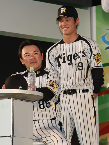 阪神・和田監督（左）と笑顔を見せるドラフト１位・藤浪