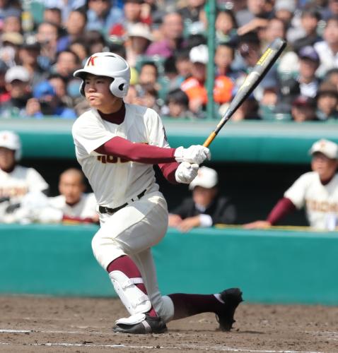 ８回、１死三塁、高知・上田が左翼線に決勝の適時二塁打を放つ　