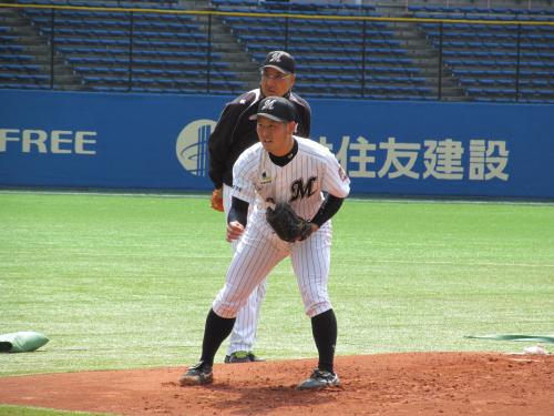 斉藤１軍投手コーチ（左）のアドバイスを受けながら、日本ハム戦に向けて投げ込むロッテ・大谷