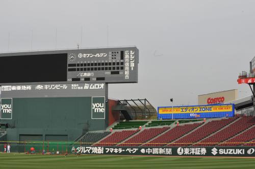 マツダスタジアムの右中間コンコース後方に設置された「エディオン」の懸賞付きホームラン看板