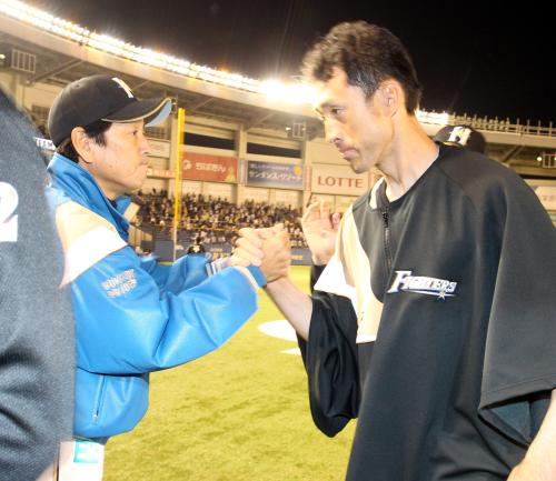 ＜ロ・日＞移籍後初登板初勝利の木佐貫（右）は、試合後、栗山監督とガッチリ握手