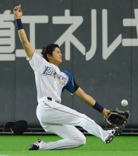 ５回、松田の邪飛に日本ハムの右翼手大谷が飛び込むが捕球できず