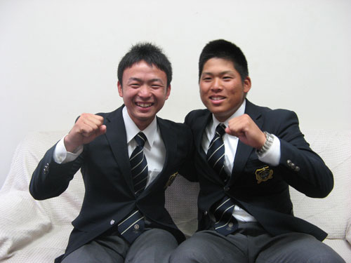 開幕ベンチ入りを果たした立大の佐藤（左）と沢田