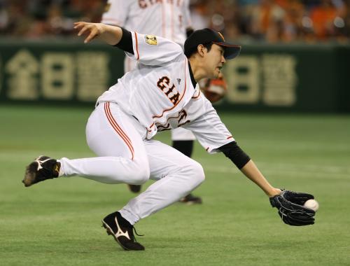 ＜巨・ヤ＞６回無死二塁、石川の送りバントに飛びつき捕球する巨人・菅野