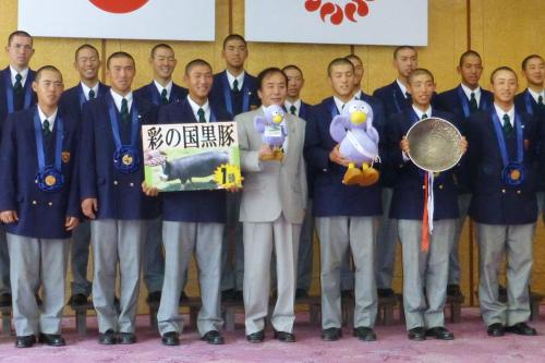 埼玉県の上田清司知事（前列中央）から「彩の国功労賞」を贈られた浦和学院の野球部員