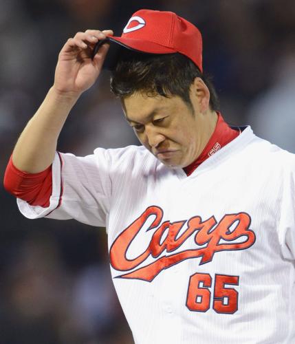 ３回、巨人・坂本の満塁本塁打で逆転を許し、渋い表情でベンチに戻る広島先発の久本