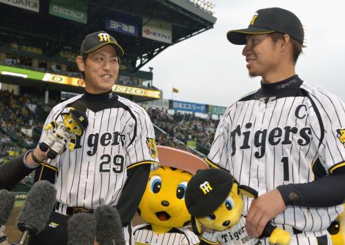 ヒーローインタビューで笑顔を見せる、２年ぶりに白星を挙げた阪神・小嶋。右は適時二塁打の鳥谷