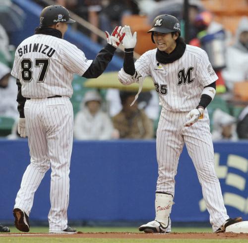 ４回に３試合連続の三塁打を放ち、清水コーチ（左）とタッチするロッテ・鈴木