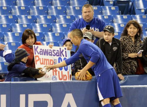 試合前、ファンにサインをするブルージェイズ・川崎