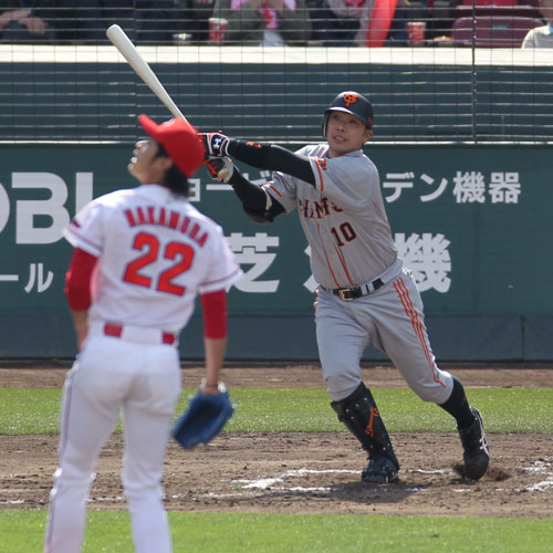 対広島６回戦で５号２ランを放った巨人・阿部。チームは昨季の倍以上のペースで本塁打を量産している
