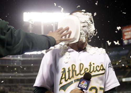 ＜アスレチックス・エンゼルス＞延長１９回にサヨナラ本塁打を放ったアスレチックスのモスはシェービングクリームを顔面に浴びる