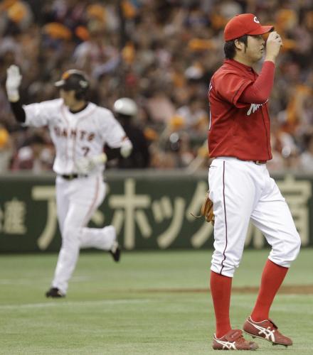 ２回に巨人・長野（左）に満塁本塁打を浴びた広島先発の中崎