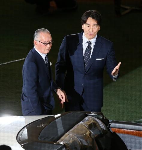 長嶋終身名誉監督（左）をオープンカーにエスコートする松井氏