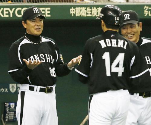 ６回に本塁打を放った能見（14）を笑顔で迎える阪神・和田監督（左）