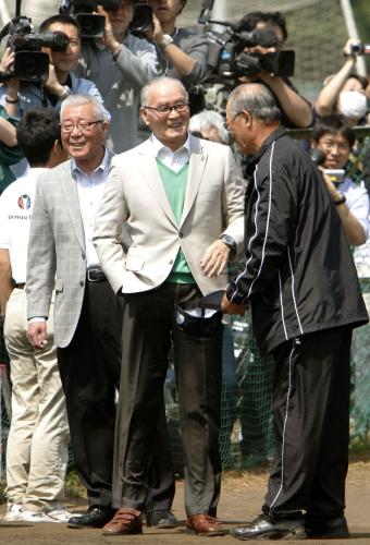 巨人の練習視察のため、東京・旧多摩川グラウンドを訪れ、張本勲氏（右）と談笑する長嶋茂雄氏（中央）