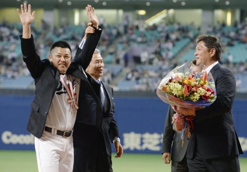 試合前に名球会のブレザーを贈られ、ファンの声援に応える中日・谷繁（左）。右は佐々木主浩氏