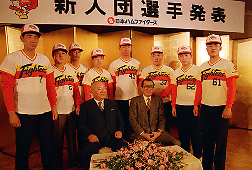 ８８年、日本ハムの新入団選手発表。後列左から５番目が難波容疑者