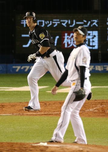＜ロ・神＞３回１死一、二塁、阪神・マートンは唐川から右中間へ適時二塁打を放つ