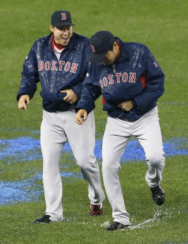 降雨コールドゲームでヤンキースに勝利し、足元を気にしながら引き揚げるレッドソックス・田沢（左）と上原