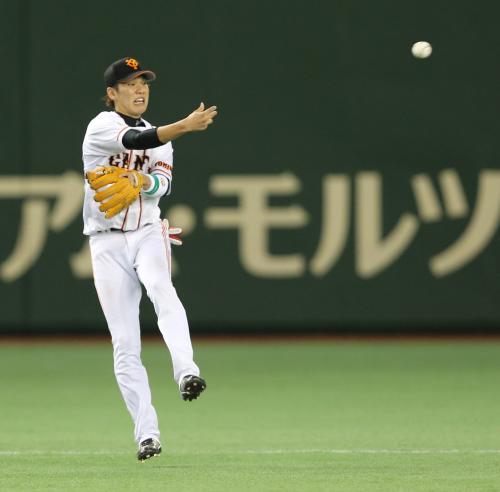 ＜巨・日＞延長１０回１死一、三塁、中田の打球を捕った巨人・坂本は素早く二塁へ送球