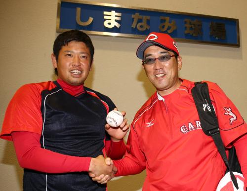 移籍初勝利の小野（左）はウイニングボールを手に野村監督とガッチリ握手