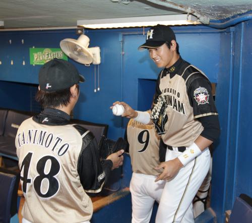 ＜ヤ・日＞試合後、日本ハム・大谷（右）はウイニングボールを谷元に手渡す