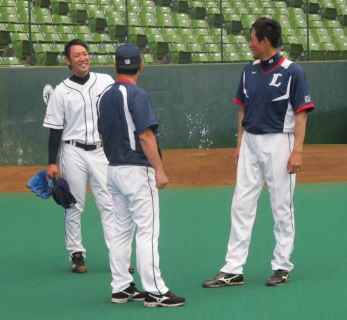 ブルペン投球を終え、杉本投手コーチ（中）や横田２軍投手コーチ（右）と談笑するドラフト１位ルーキーの増田