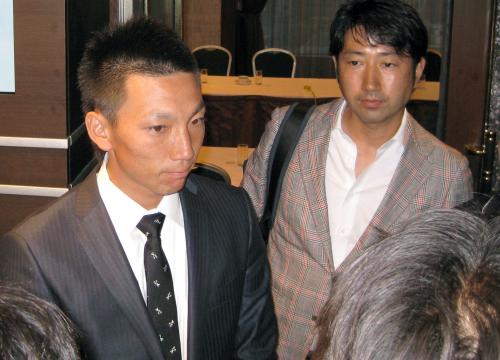 日本野球機構との事務折衝を終え、記者の質問に答える日本プロ野球選手会の楽天・嶋基宏会長（左）