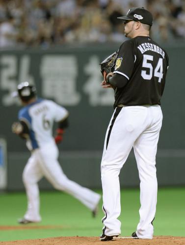８回、日本ハム・中田（奥）にこの試合２本目の本塁打を浴びた阪神・メッセンジャー