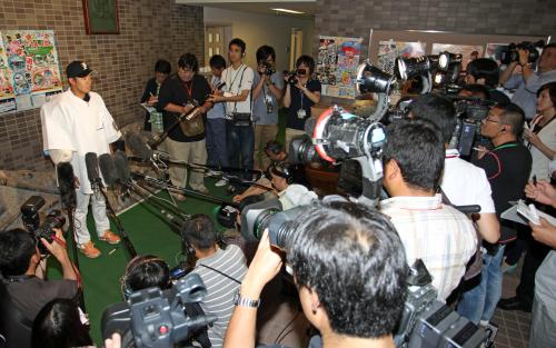 ＜イースタン　日本ハム・フューチャーズ＞降板後の取材でテレビカメラに囲まれる日本ハム先発・斎藤（左）