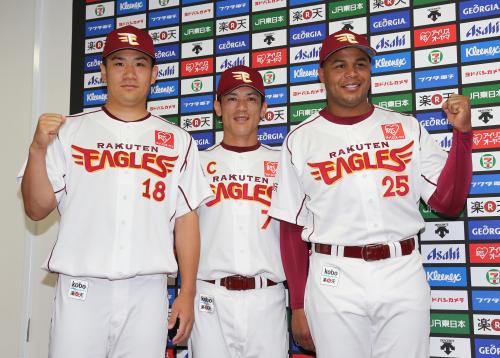 ファン投票でオールスター出場が決まり笑顔の（左から）田中、松井、ジョーンズ