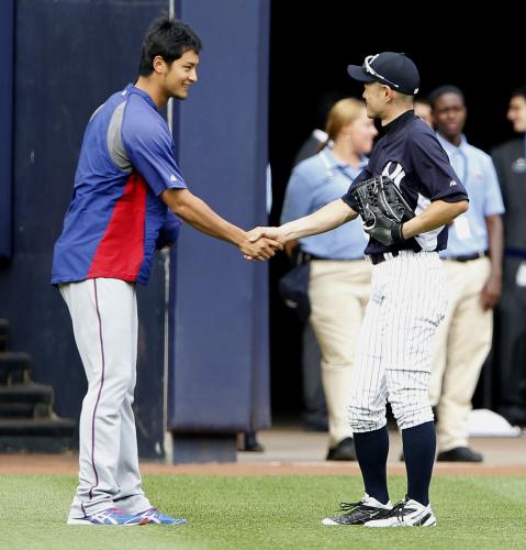 試合前、握手するレンジャーズのダルビッシュ（左）とヤンキースのイチロー