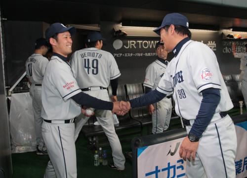 ＜日・西＞試合後、ベンチで渡辺監督（右）と握手する増田