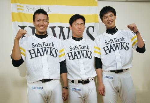 監督推薦でオールスター出場が決まり、ポーズをとるソフトバンクの（左から）千賀、長谷川、岩崎