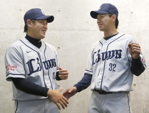 監督推薦でオールスター出場が決まり、笑顔で握手する西武の牧田（左）と浅村
